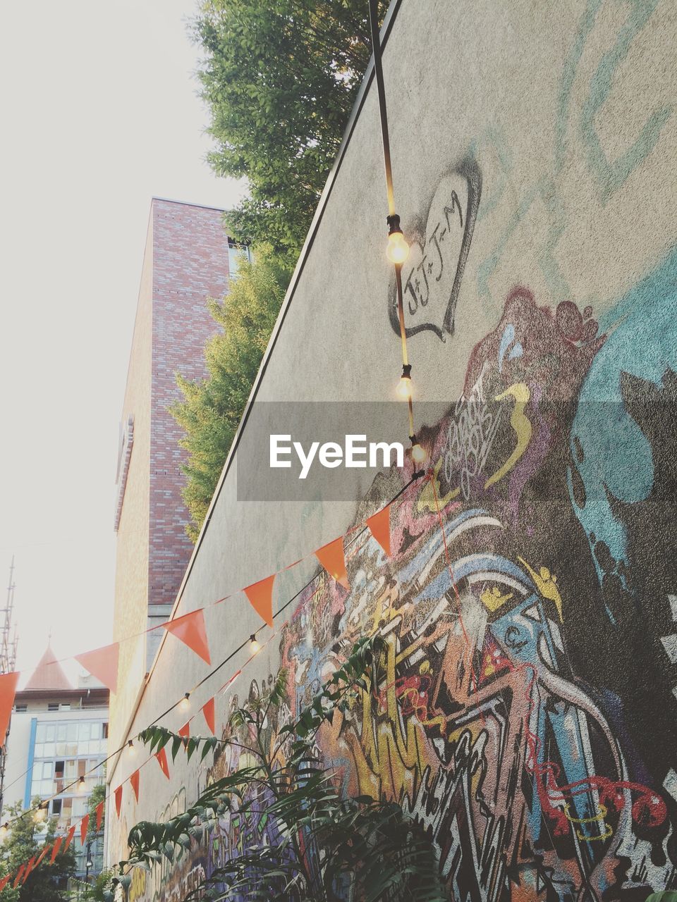 LOW ANGLE VIEW OF BUILDINGS IN CITY