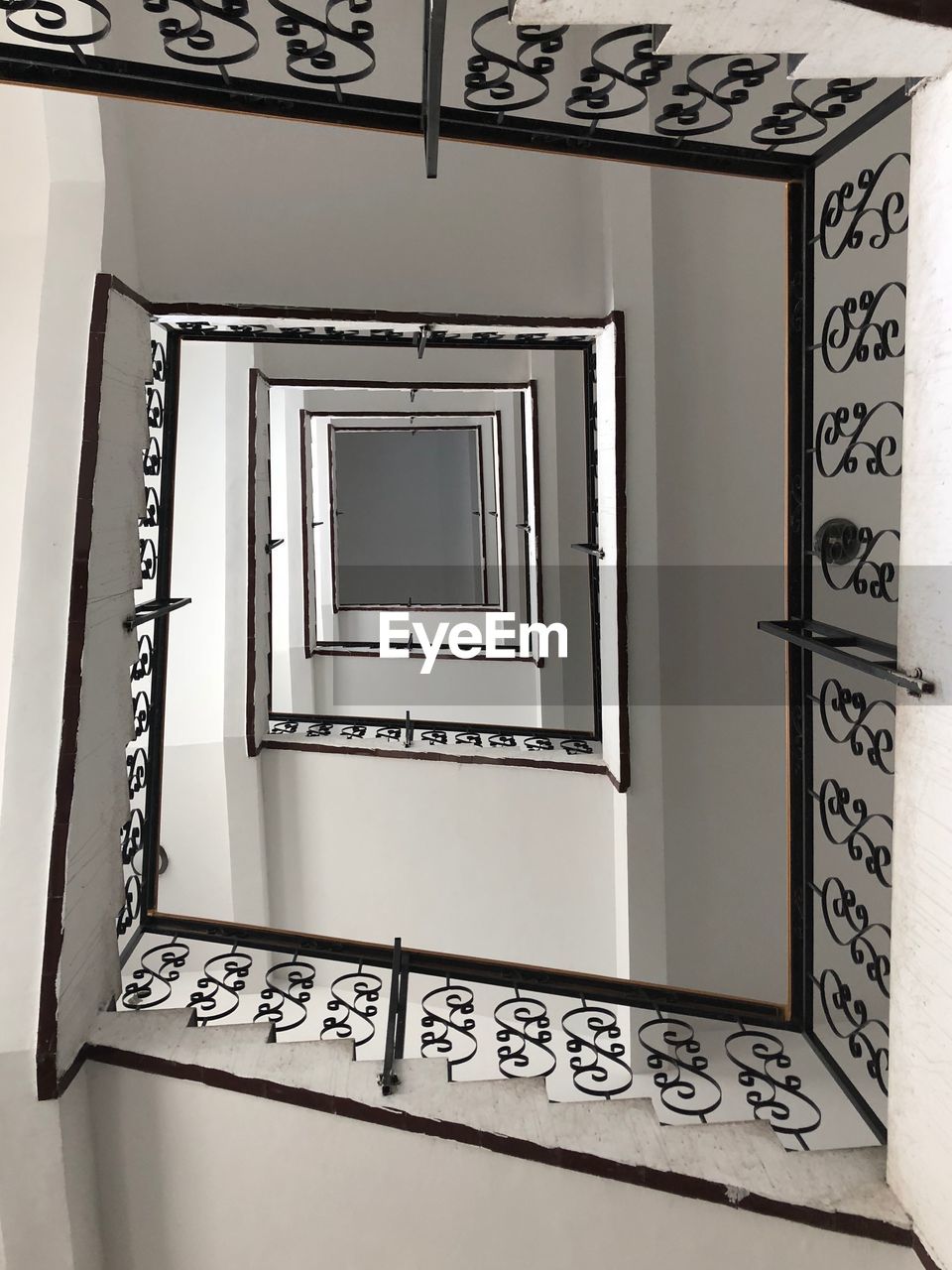 LOW ANGLE VIEW OF SPIRAL STAIRCASE IN BUILDING