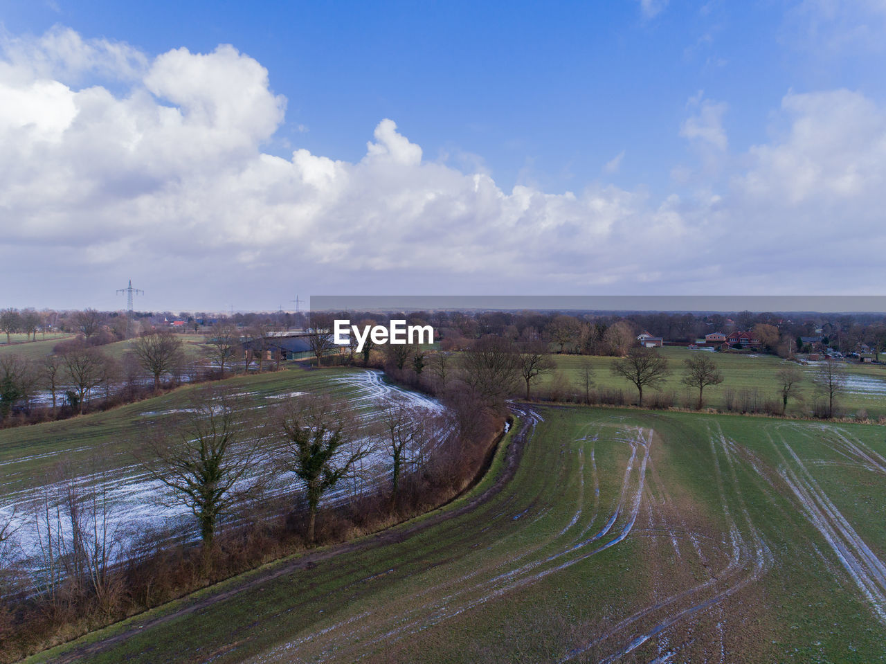 AERIAL VIEW OF RIVER AGAINST SKY