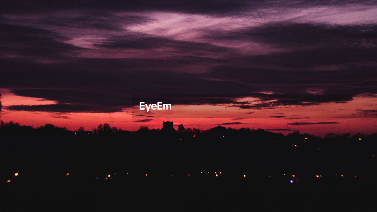 SCENIC VIEW OF SILHOUETTE CITY AT NIGHT