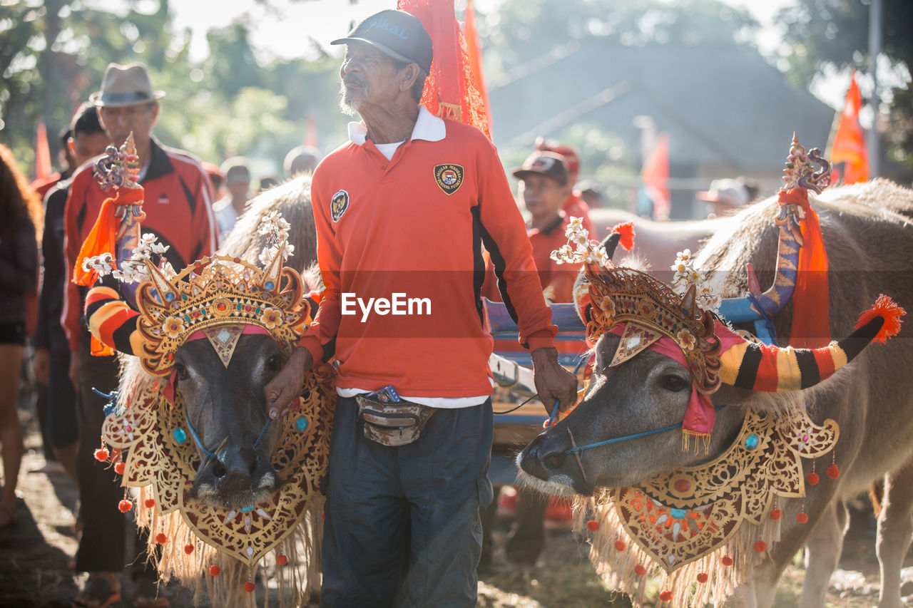 PEOPLE IN MARKET