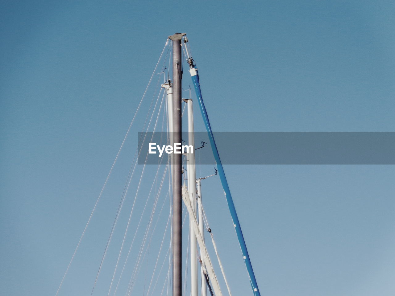 LOW ANGLE VIEW OF SAILBOAT AGAINST CLEAR SKY