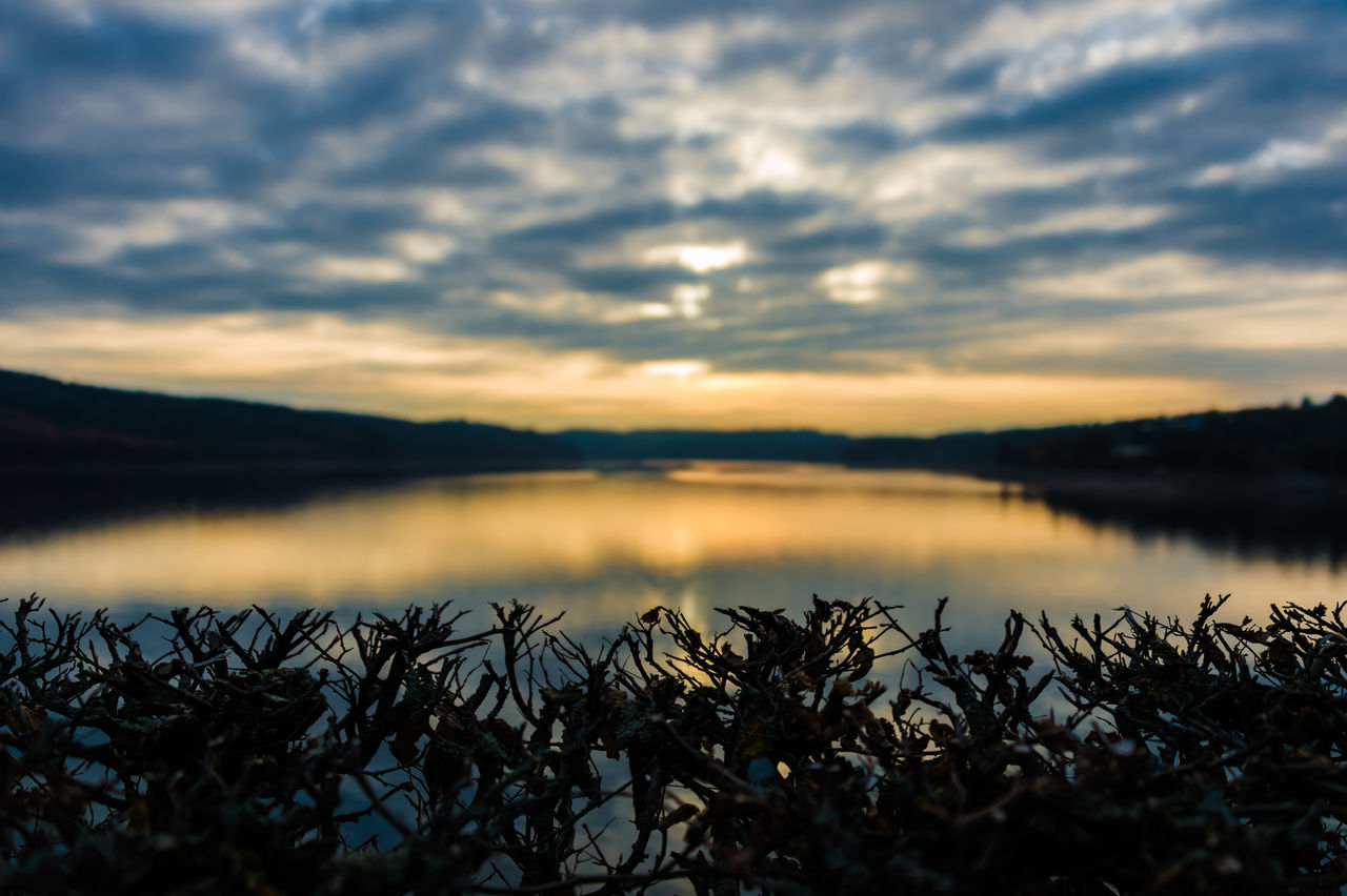 SCENIC VIEW OF LAKE AGAINST SUNSET SKY