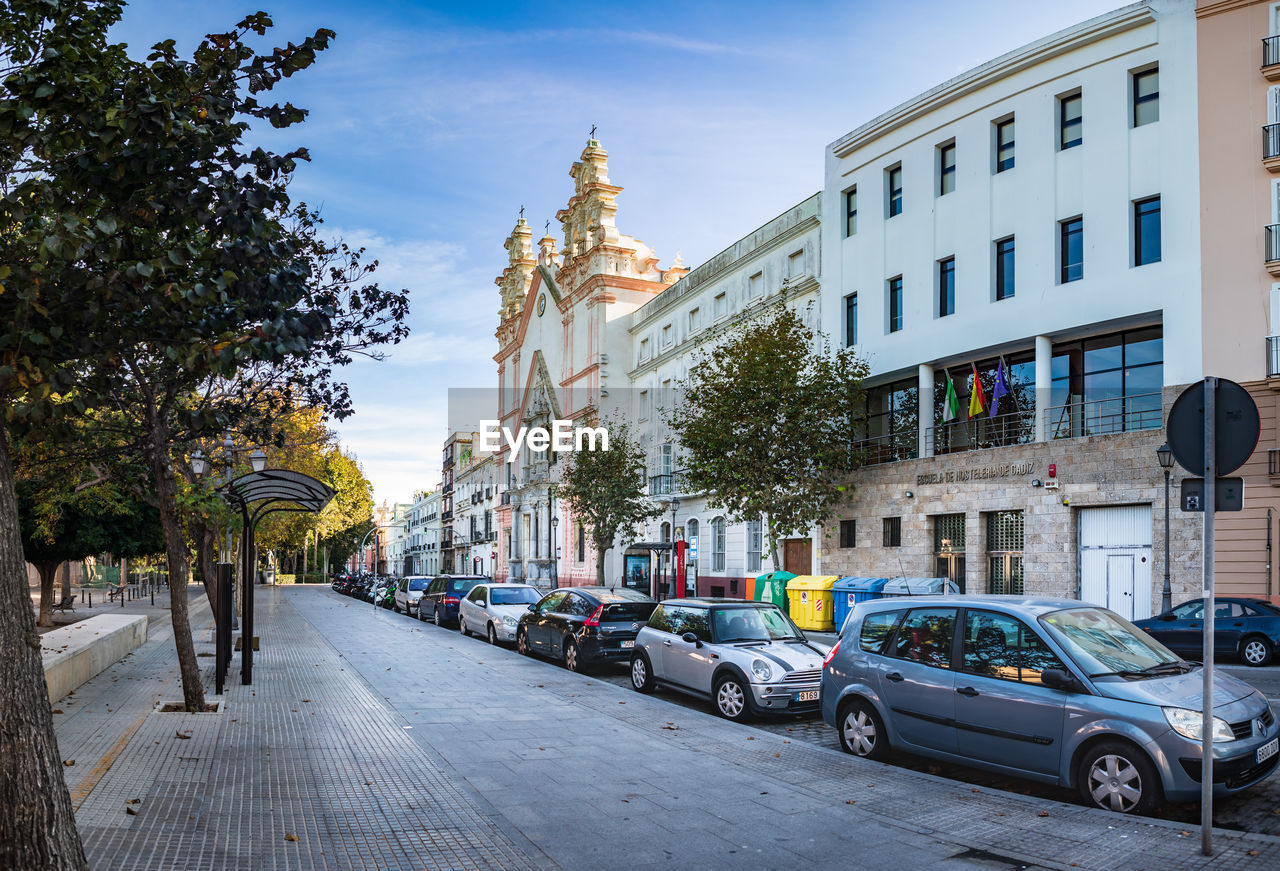 CARS ON STREET BY BUILDINGS IN CITY