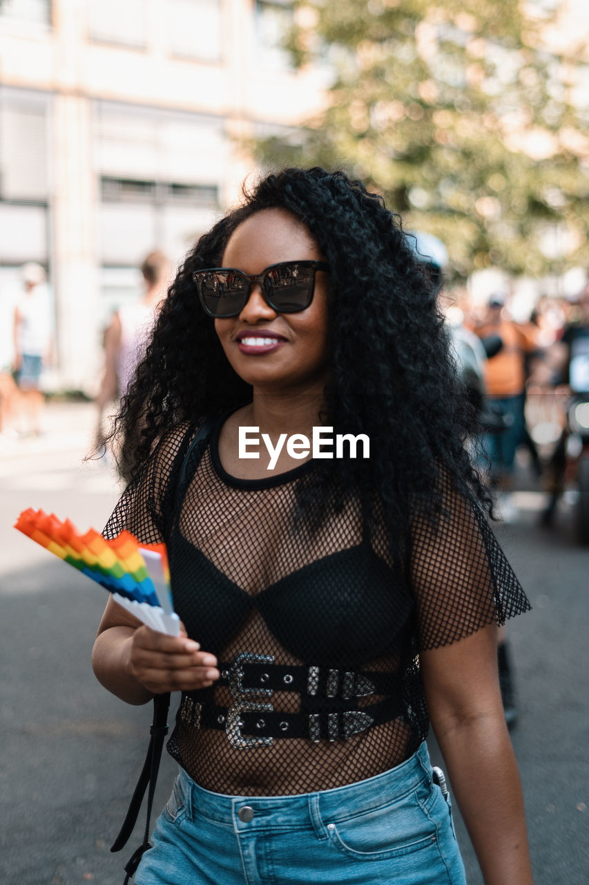 YOUNG WOMAN WEARING SUNGLASSES