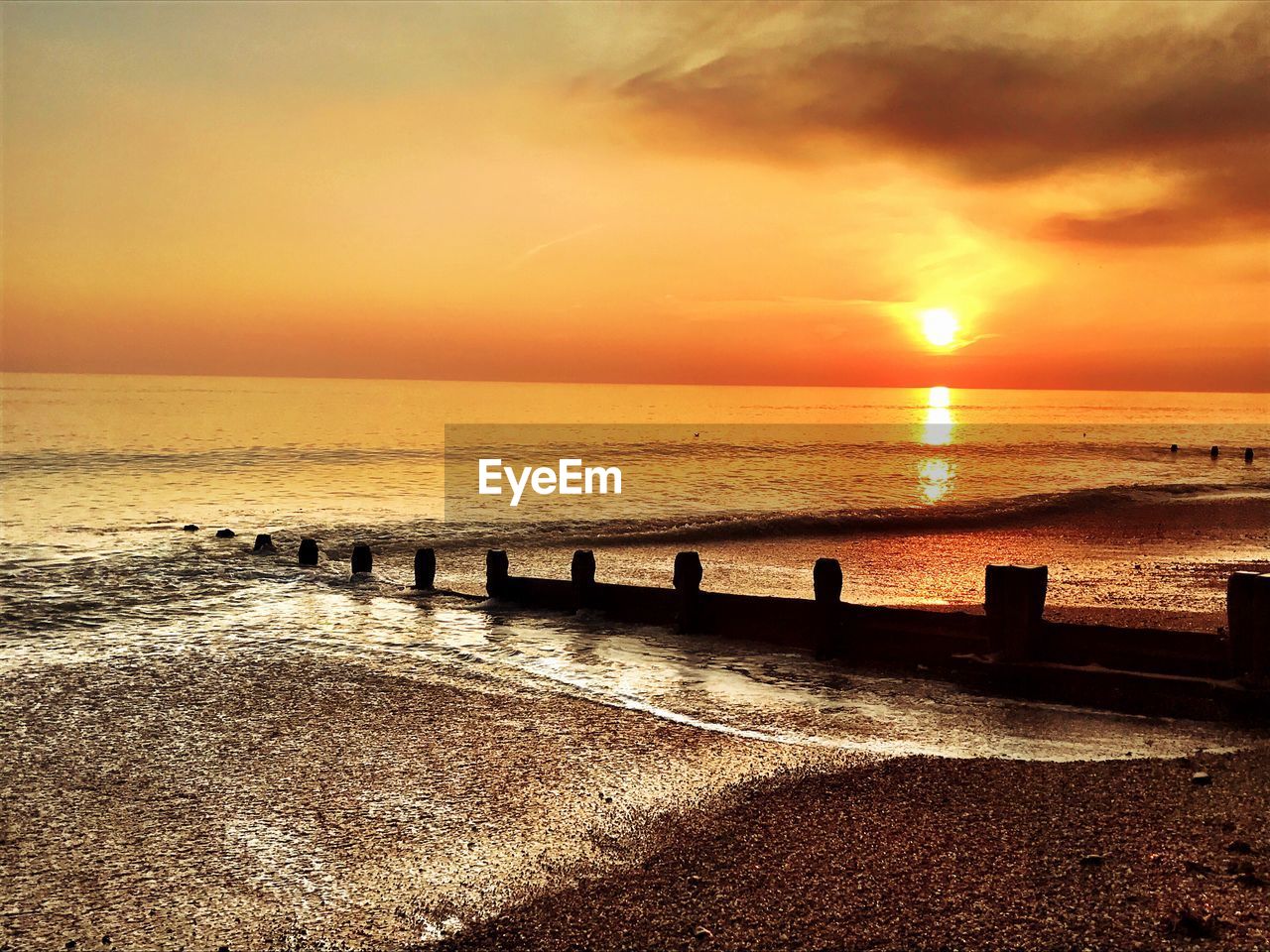 SCENIC VIEW OF SEA AGAINST DRAMATIC SKY