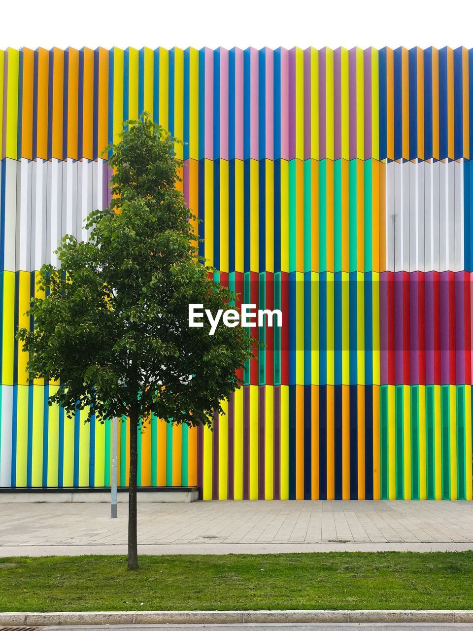 VIEW OF MULTI COLORED FENCE AGAINST WALL