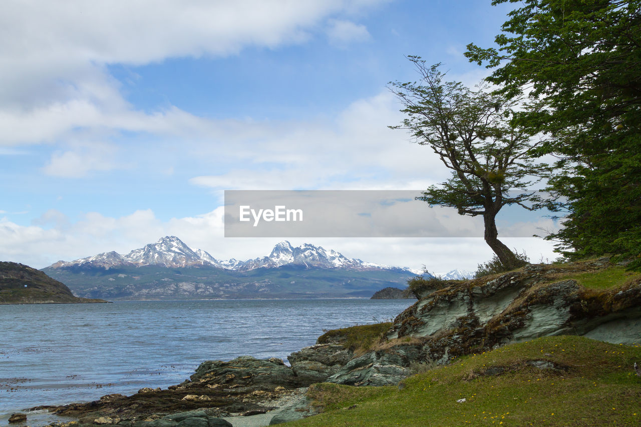 SCENIC VIEW OF SEA AND MOUNTAIN AGAINST SKY