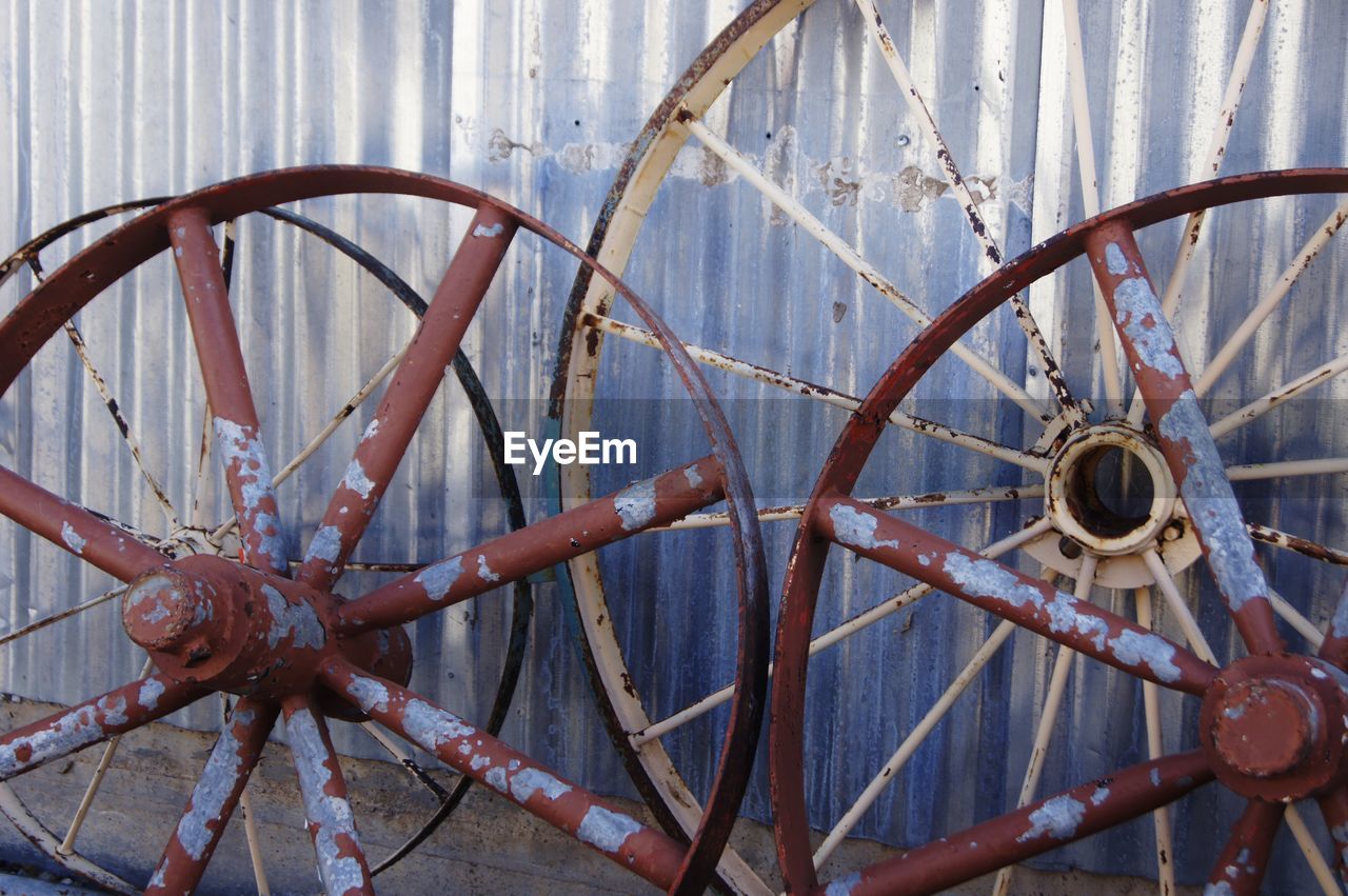 CLOSE-UP OF DAMAGED WHEEL