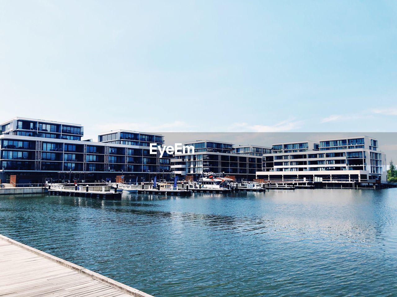 SEA BY BUILDINGS AGAINST SKY IN CITY