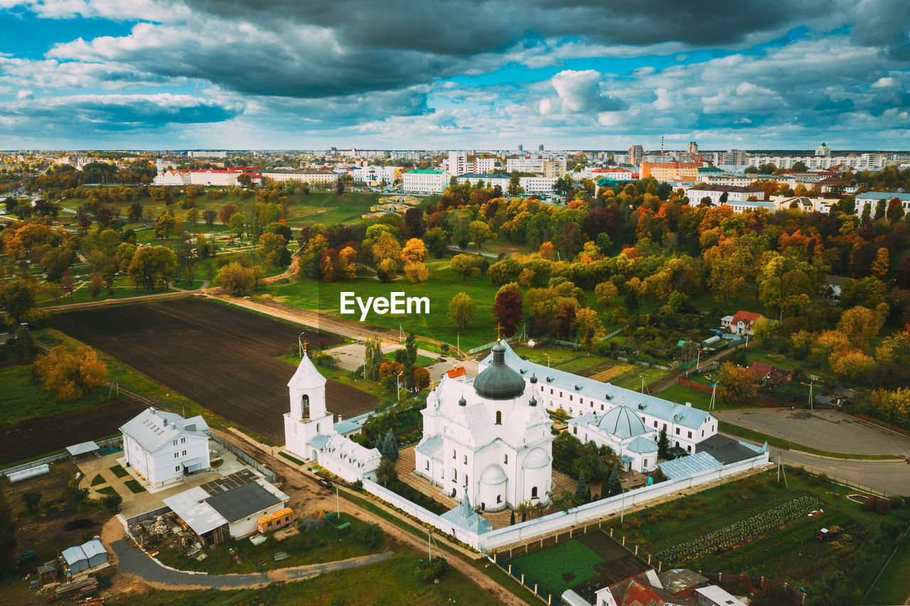 HIGH ANGLE VIEW OF TOWNSCAPE AND BUILDINGS IN CITY