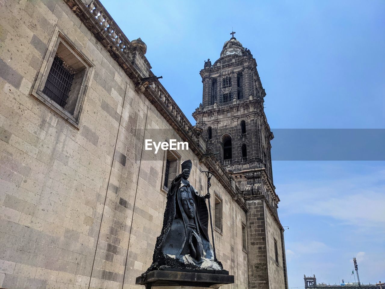 LOW ANGLE VIEW OF STATUE AGAINST HISTORIC BUILDING