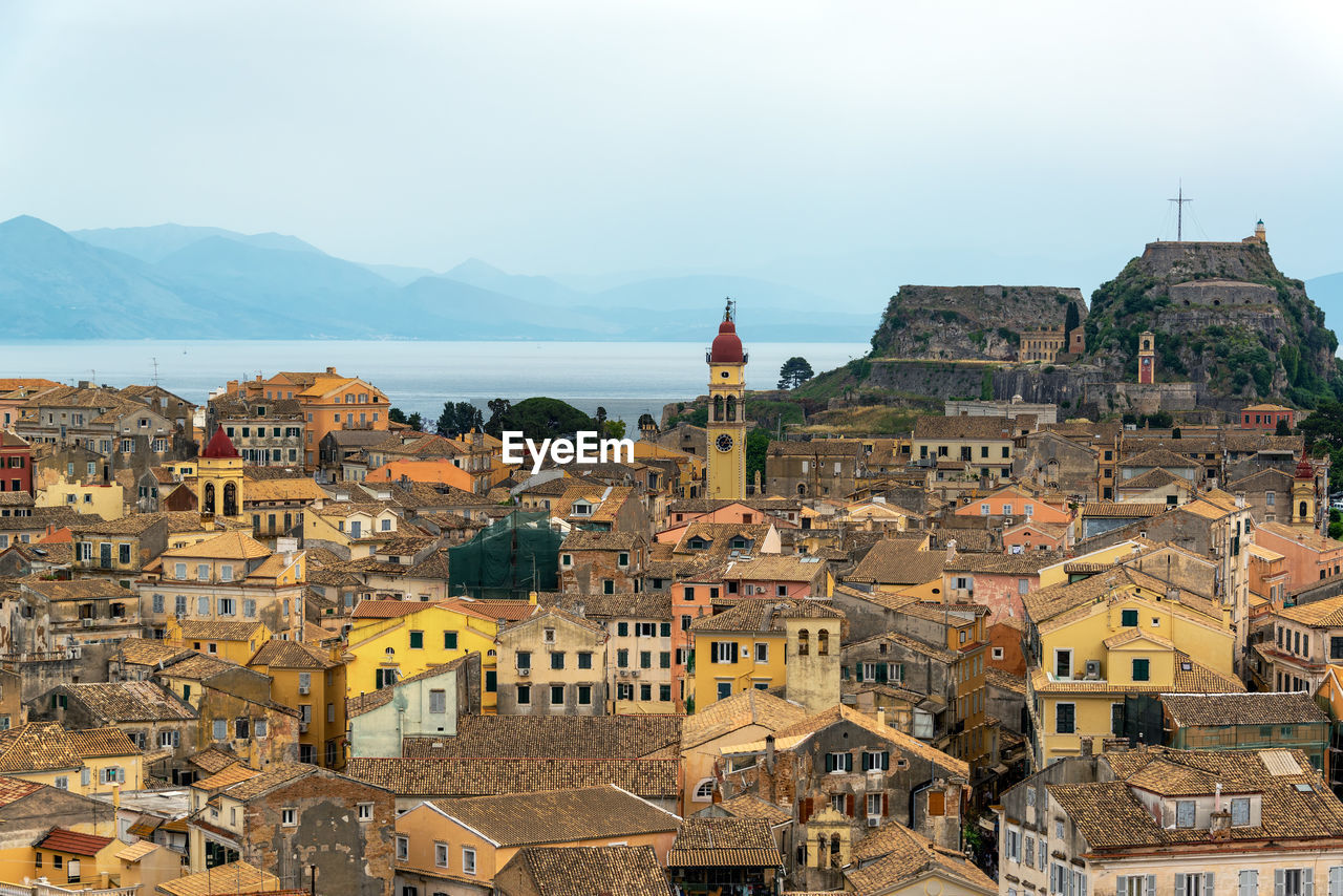 AERIAL VIEW OF BUILDINGS IN CITY