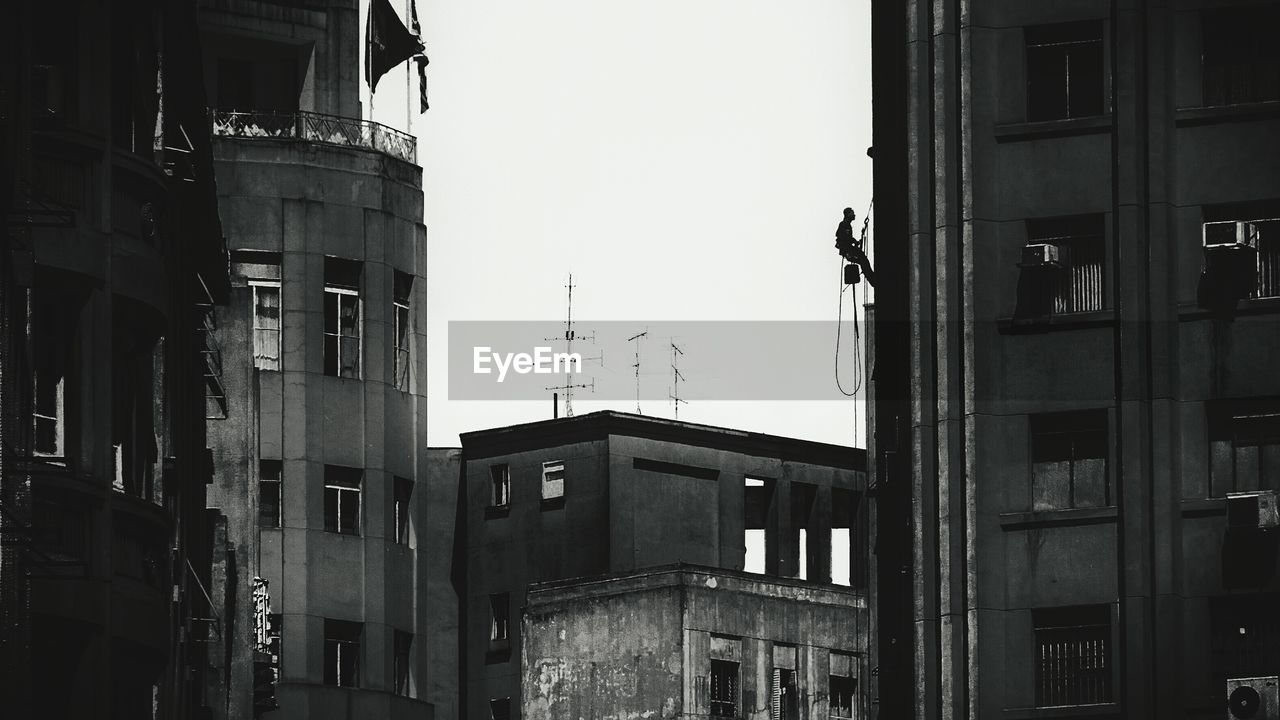 LOW ANGLE VIEW OF BUILDINGS IN CITY