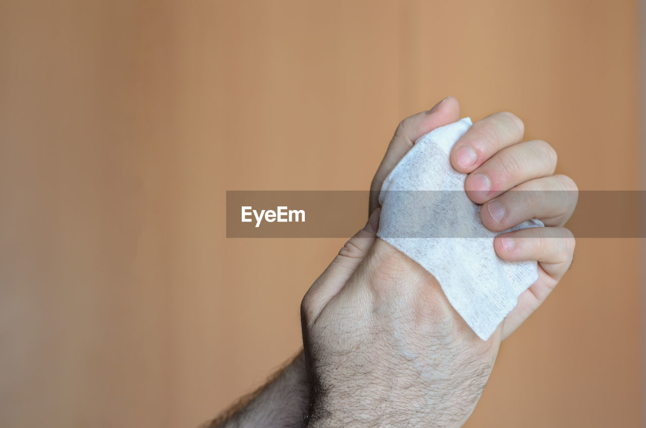 CLOSE-UP OF HAND HOLDING HANDS