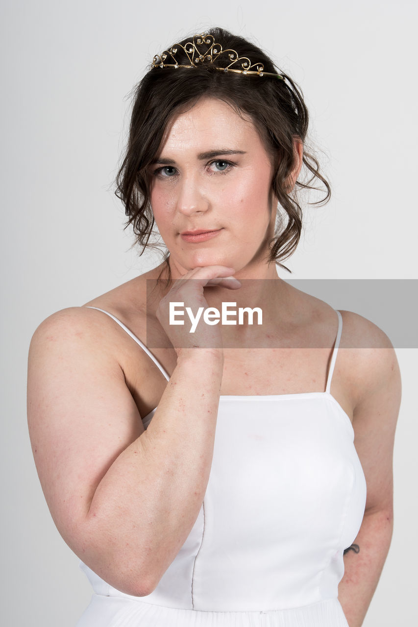 PORTRAIT OF WOMAN AGAINST WHITE BACKGROUND