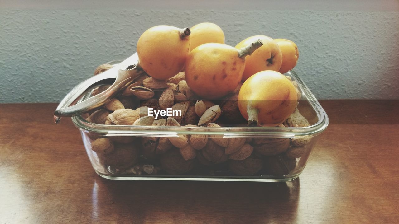 CLOSE-UP OF FRUIT IN BOWL