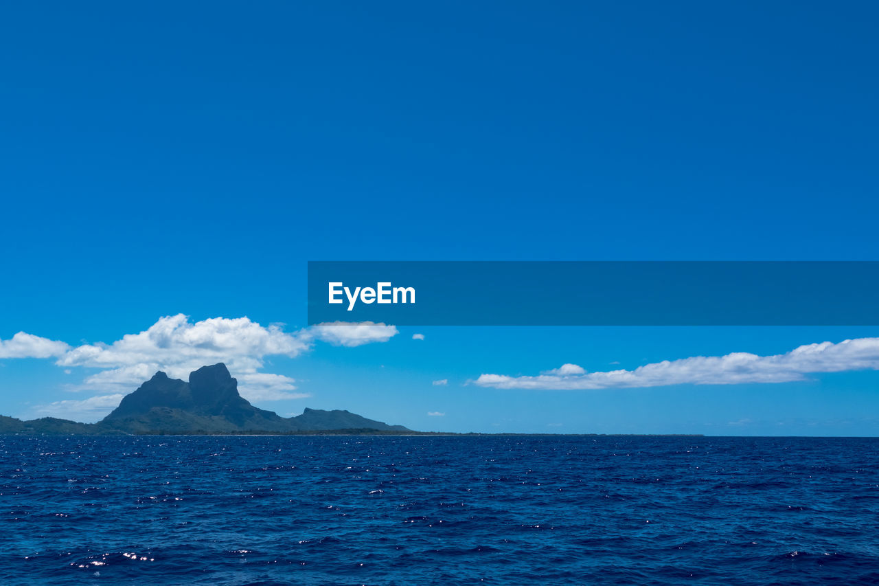 SCENIC VIEW OF SEA AND MOUNTAINS AGAINST SKY