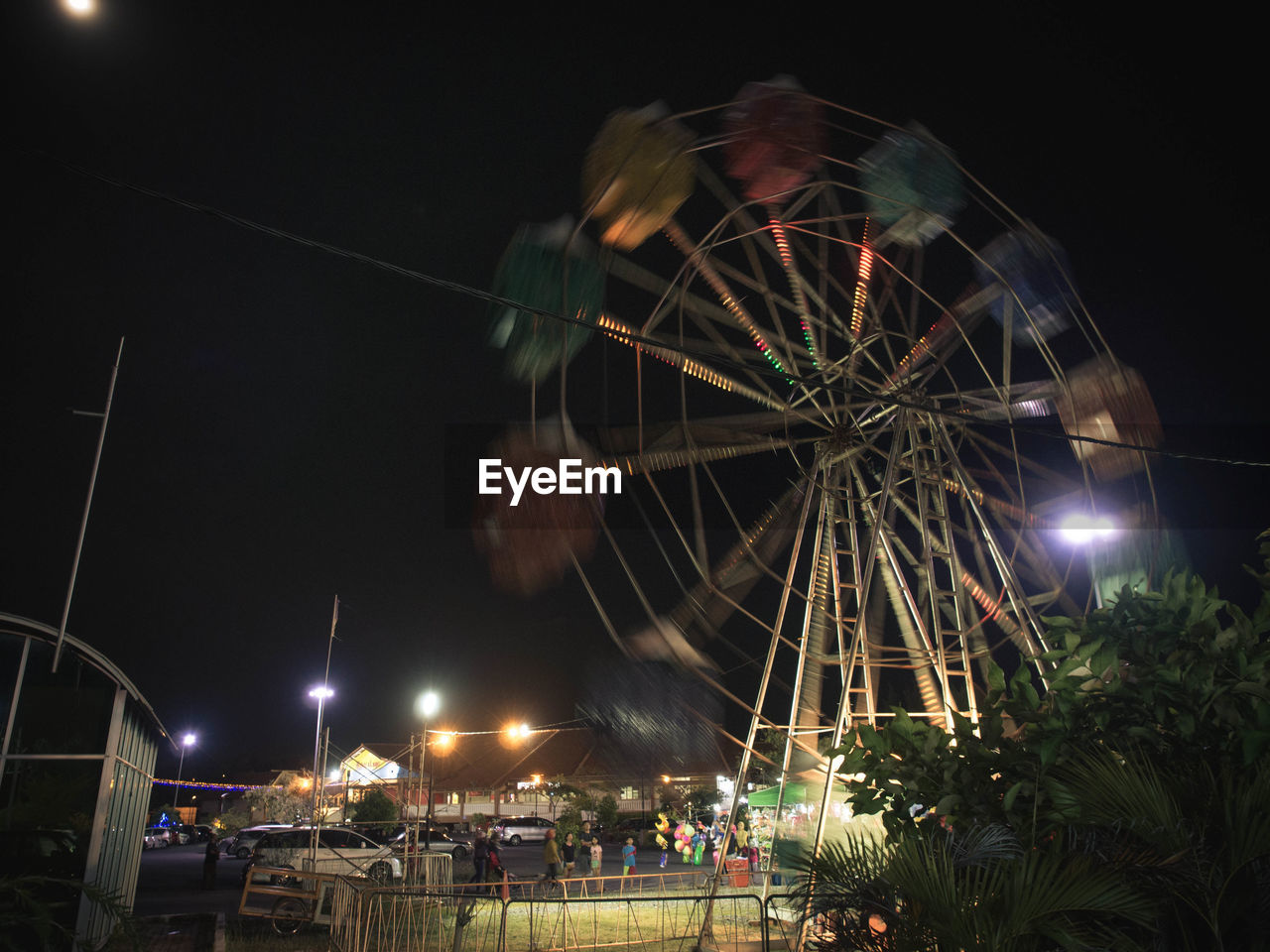 LOW ANGLE VIEW OF FERRIS WHEEL AGAINST SKY AT NIGHT