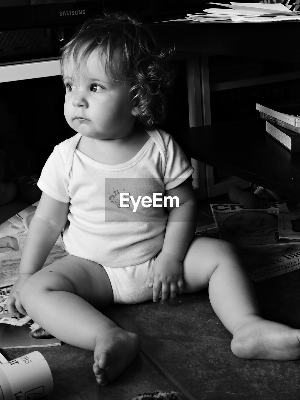 PORTRAIT OF GIRL SITTING ON FLOOR