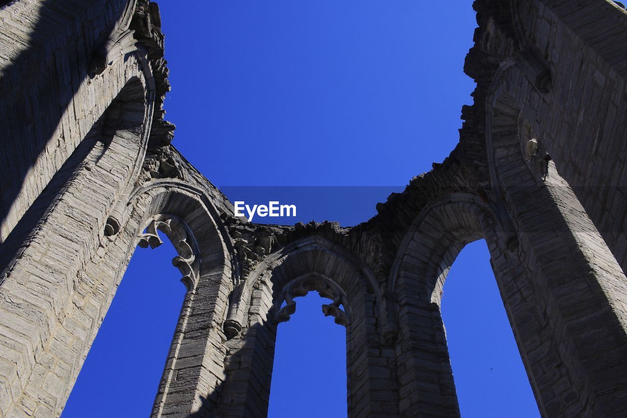 Low angle view of monument against clear blue sky