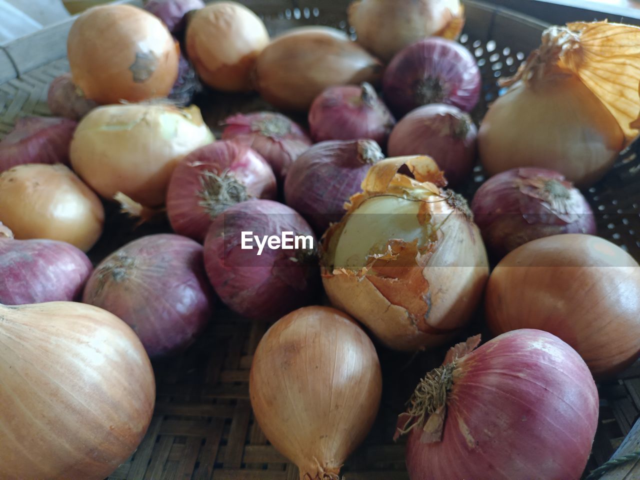 HIGH ANGLE VIEW OF EGGS IN PLATE ON TABLE