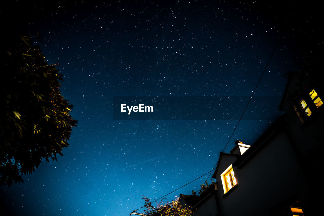 Stary sky above rural british cottage 