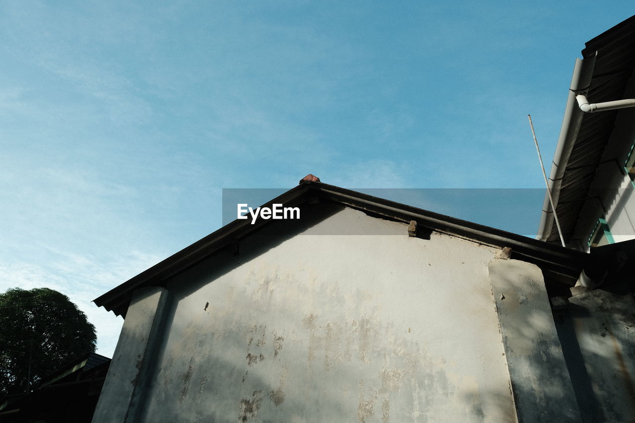 LOW ANGLE VIEW OF BUILDINGS AGAINST SKY