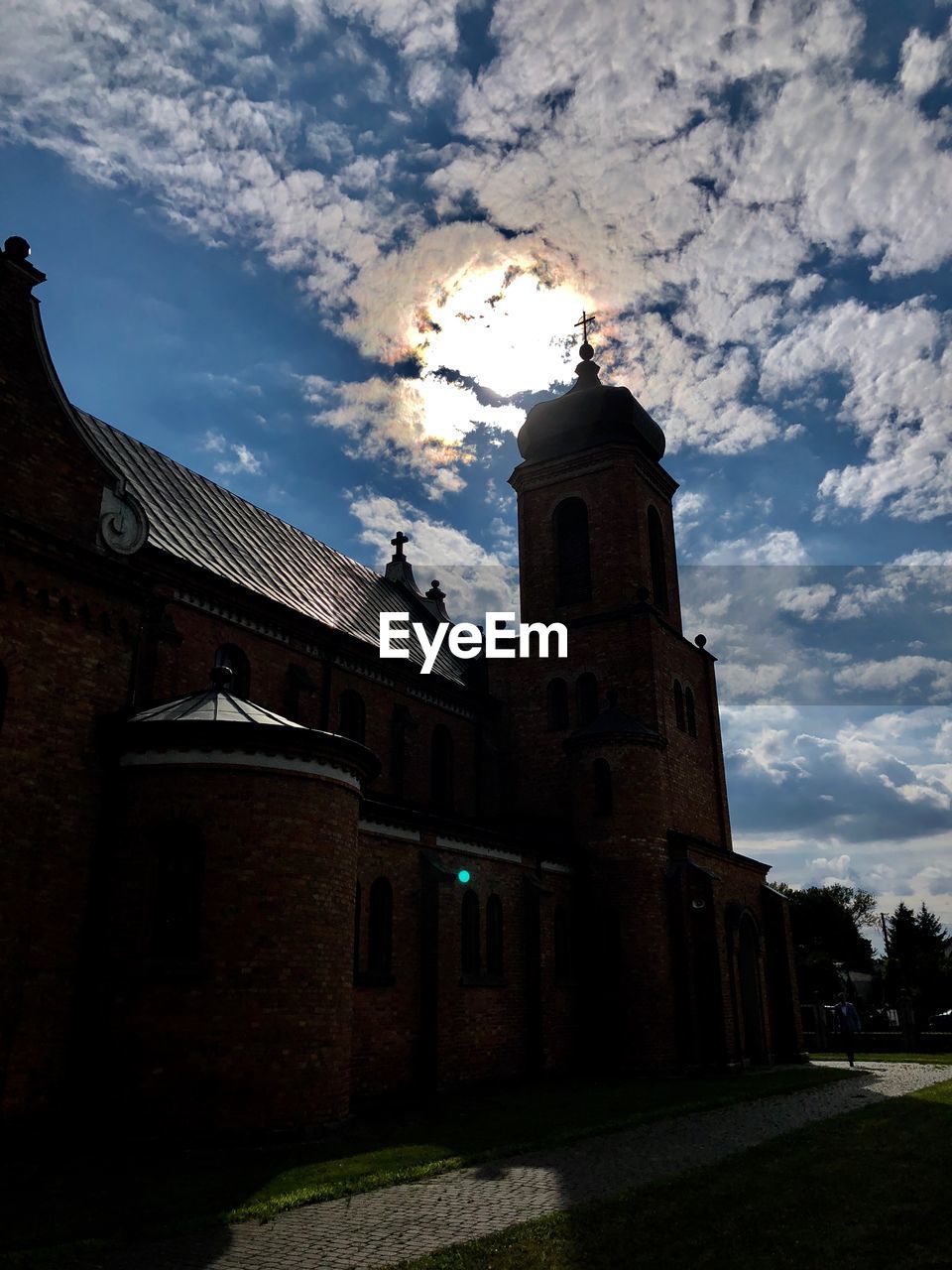 LOW ANGLE VIEW OF CLOCK TOWER AGAINST SKY