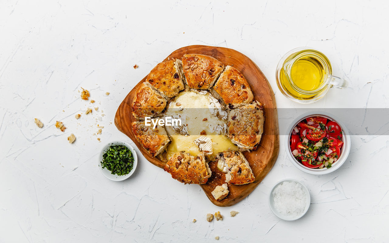 HIGH ANGLE VIEW OF BREAKFAST