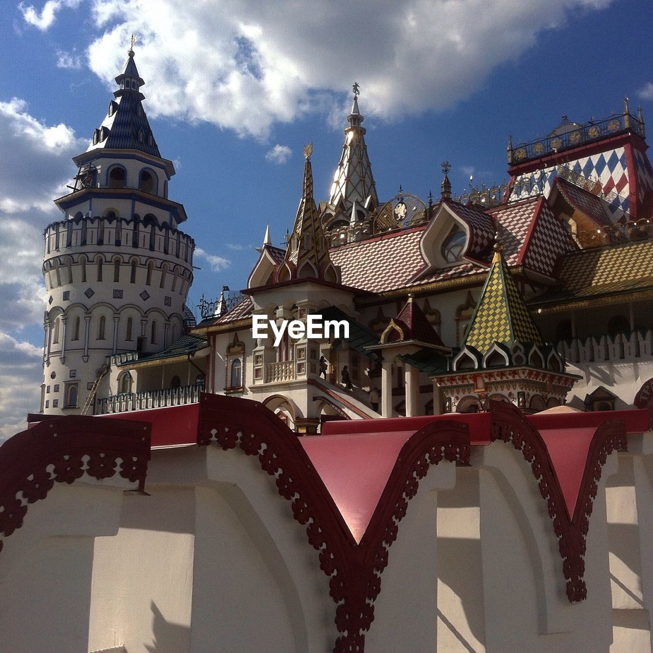 LOW ANGLE VIEW OF BUILDINGS AGAINST CLOUDY SKY