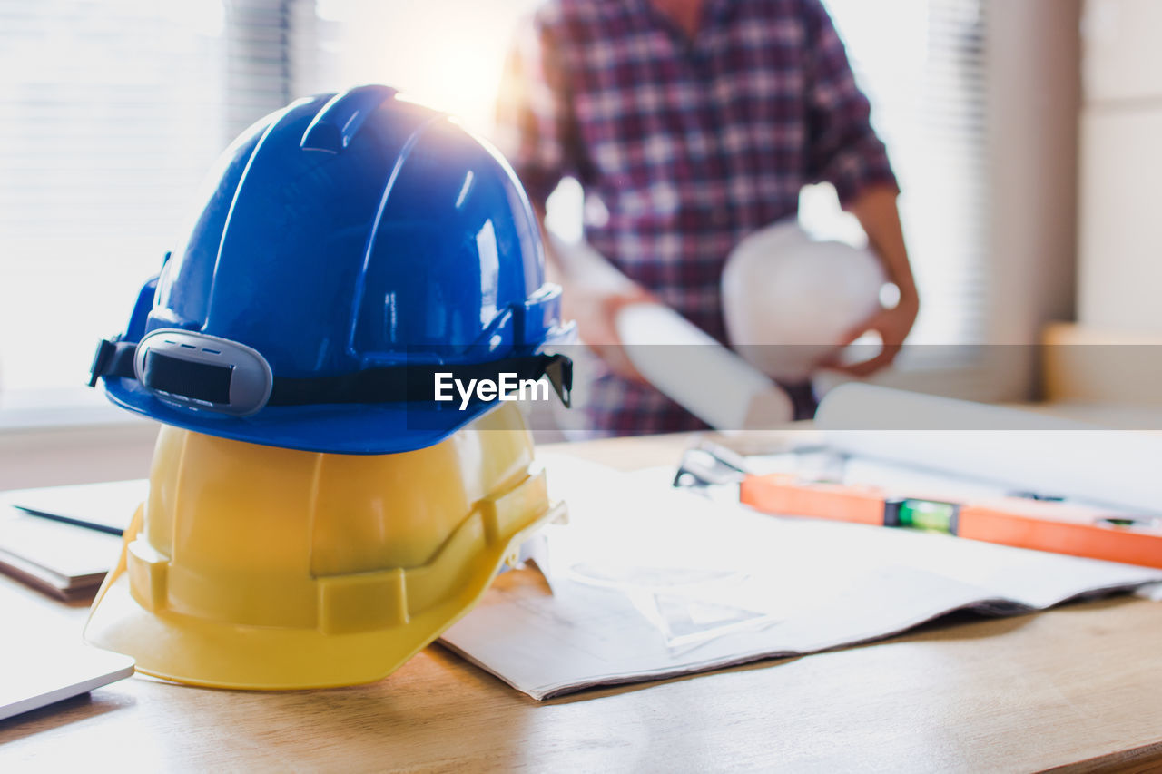 CLOSE-UP OF MAN WORKING IN TABLE