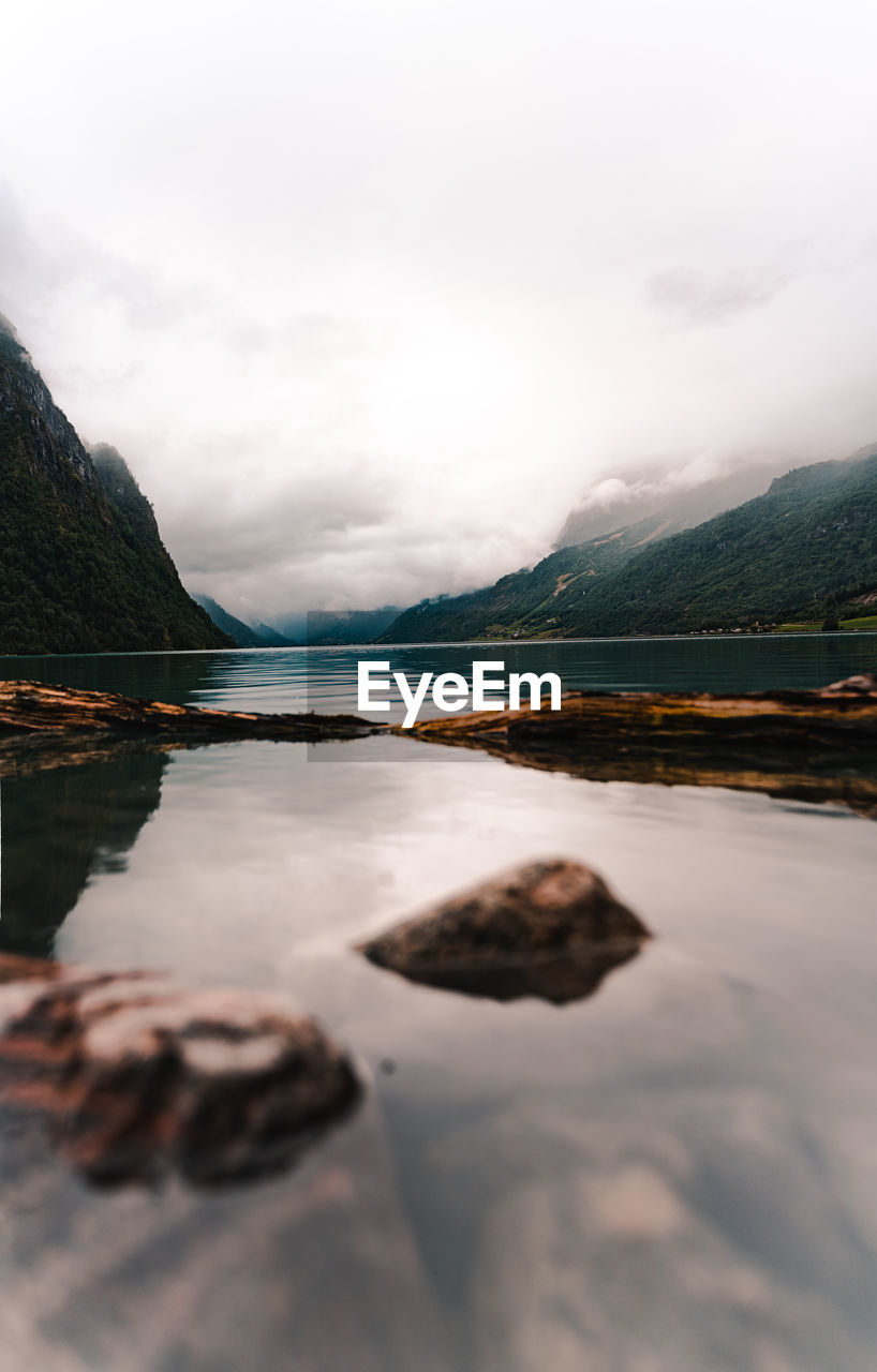 SCENIC VIEW OF SEA AND MOUNTAIN AGAINST SKY