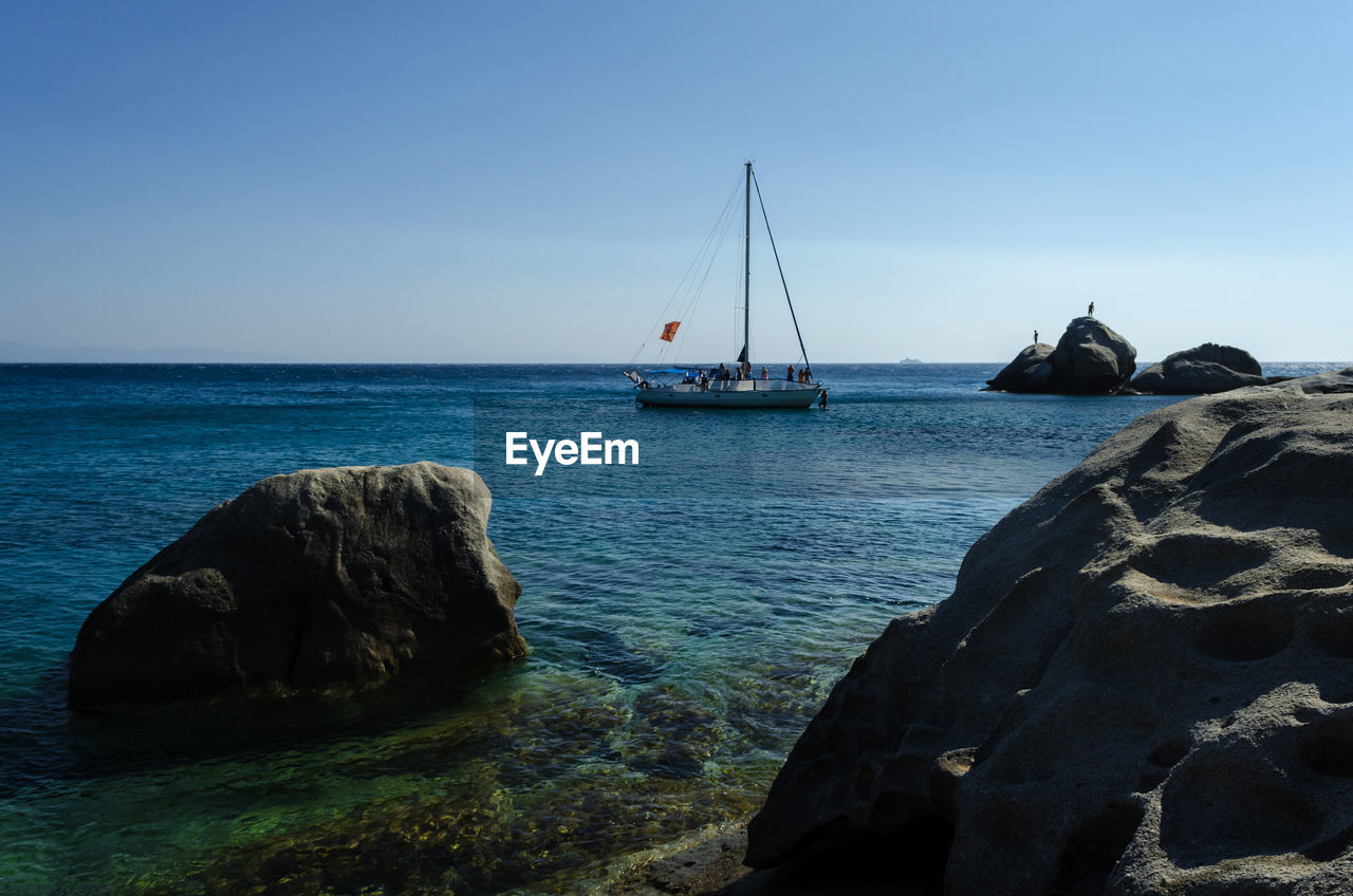 SAILBOATS ON SEA AGAINST SKY