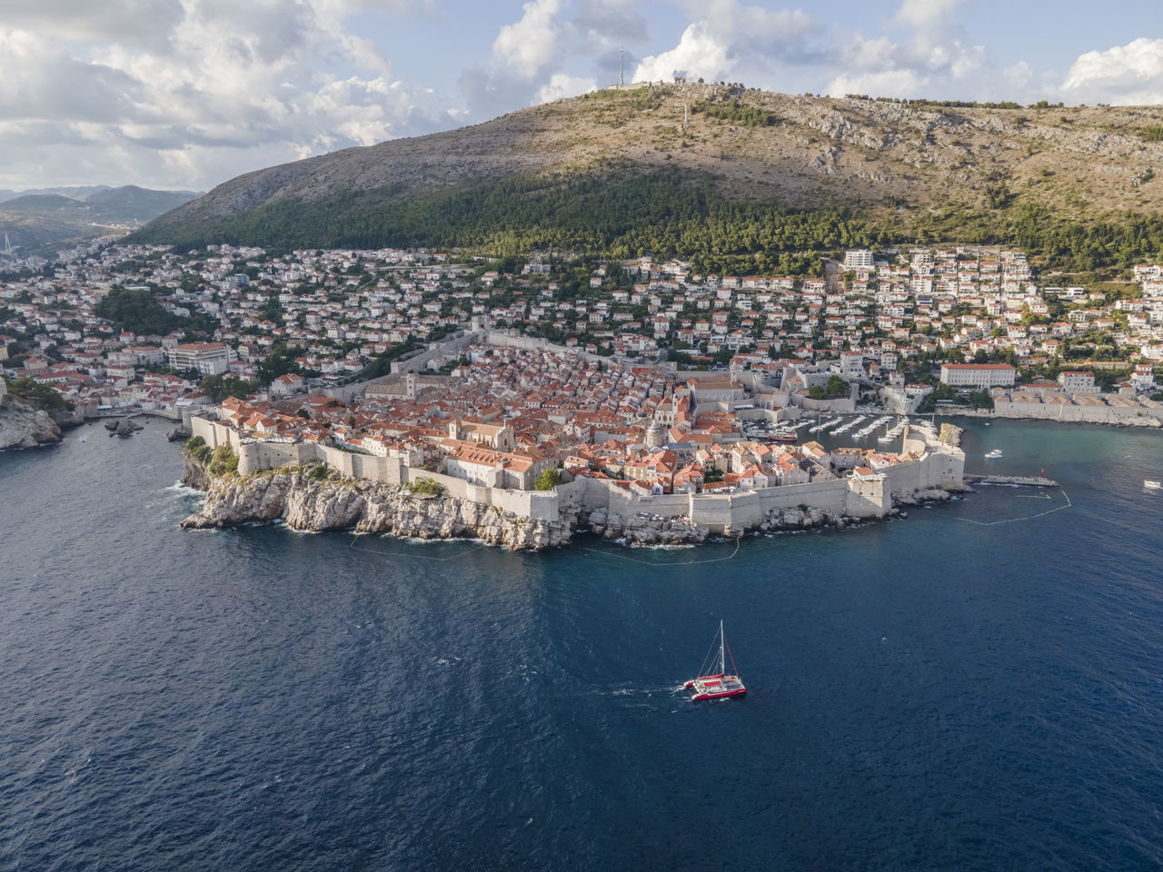 HIGH ANGLE SHOT OF TOWNSCAPE BY SEA AGAINST SKY