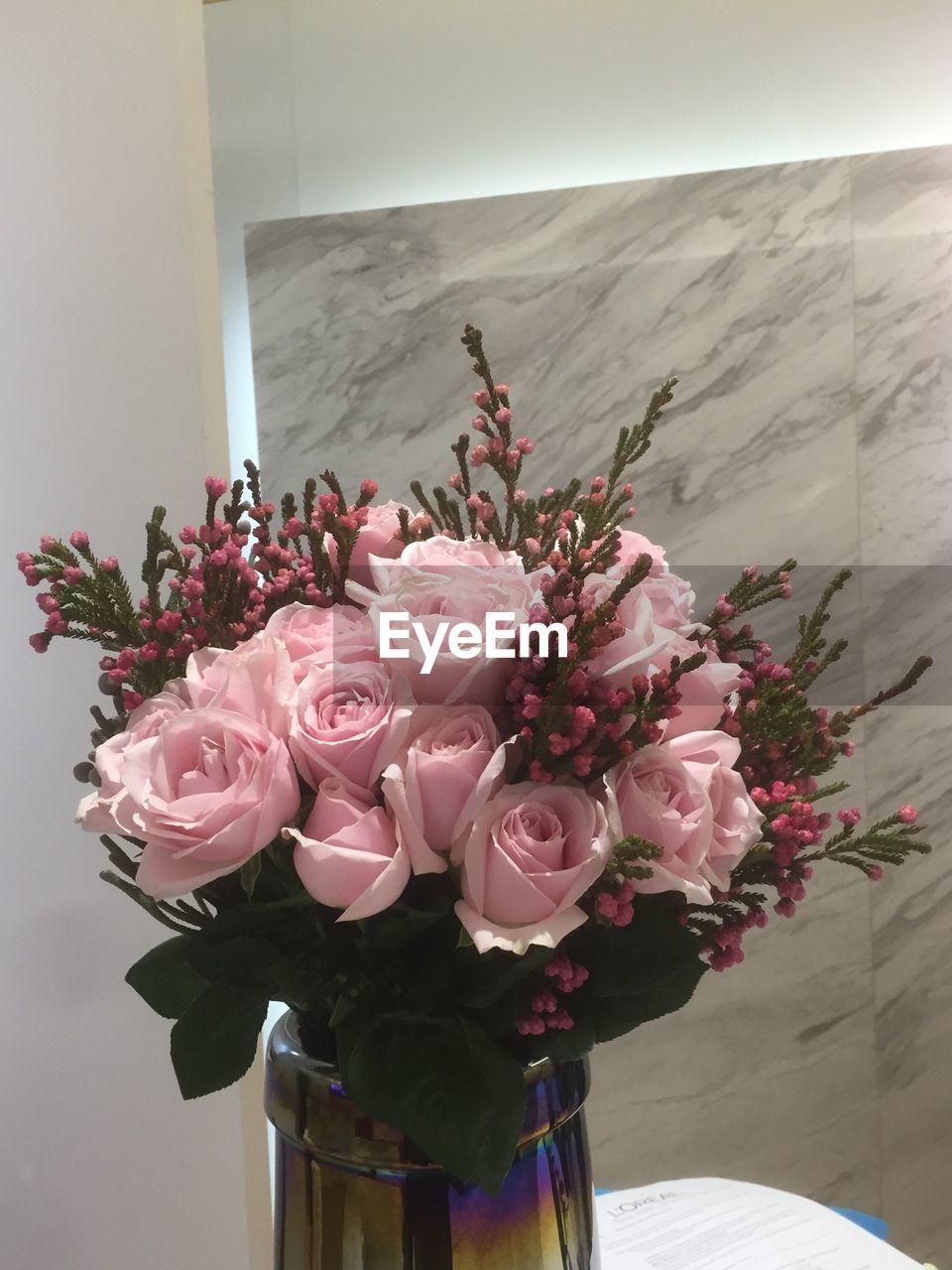 CLOSE-UP OF PINK ROSES IN VASE ON TABLE