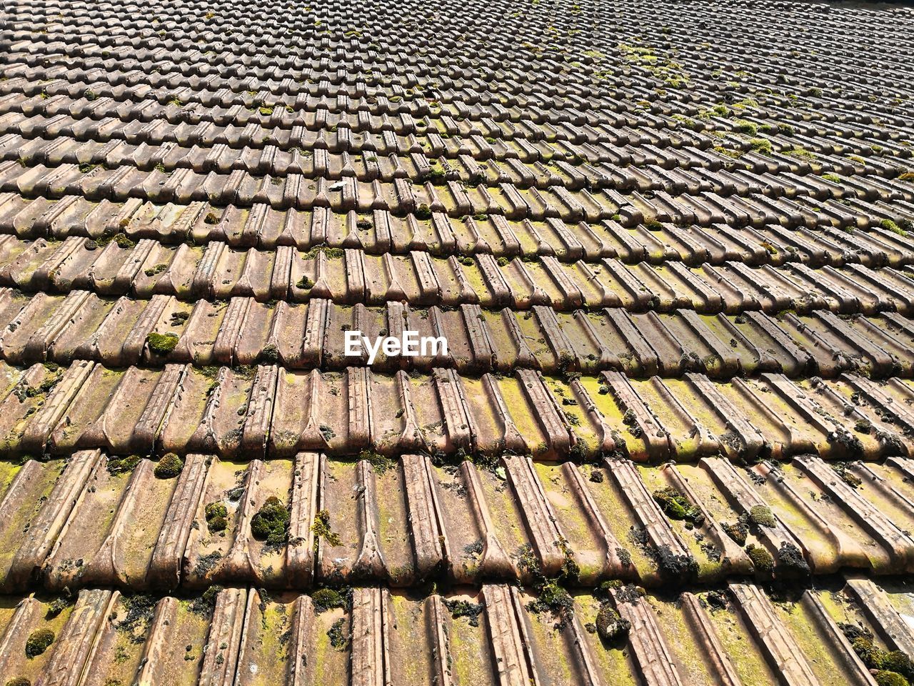 FULL FRAME SHOT OF WOODEN ROOF