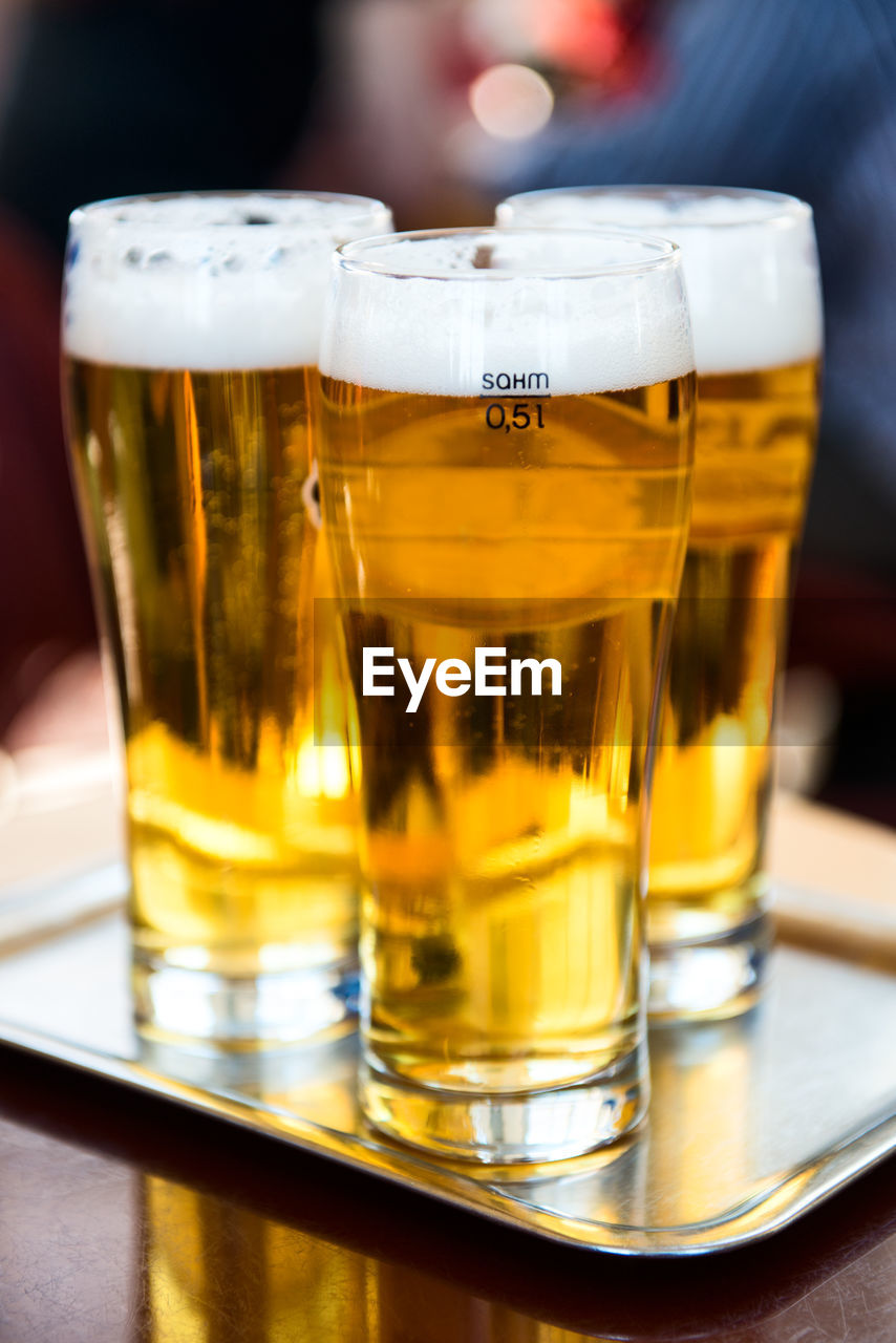 CLOSE-UP OF BEER IN GLASS