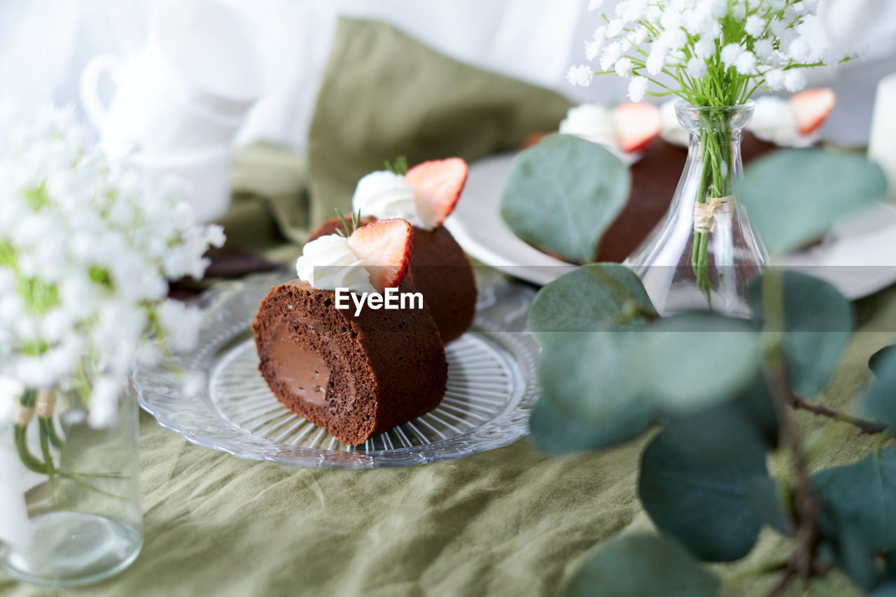 HIGH ANGLE VIEW OF DESSERT ON TABLE