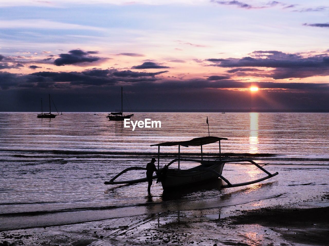 SILHOUETTE BOAT MOORED ON SEA AGAINST SKY DURING SUNSET