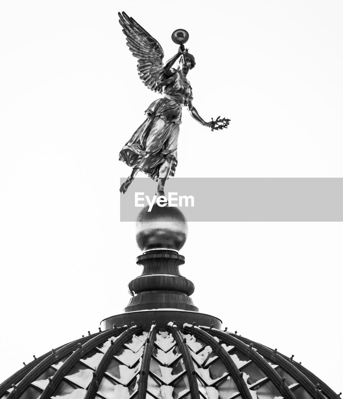 LOW ANGLE VIEW OF ANGEL STATUE