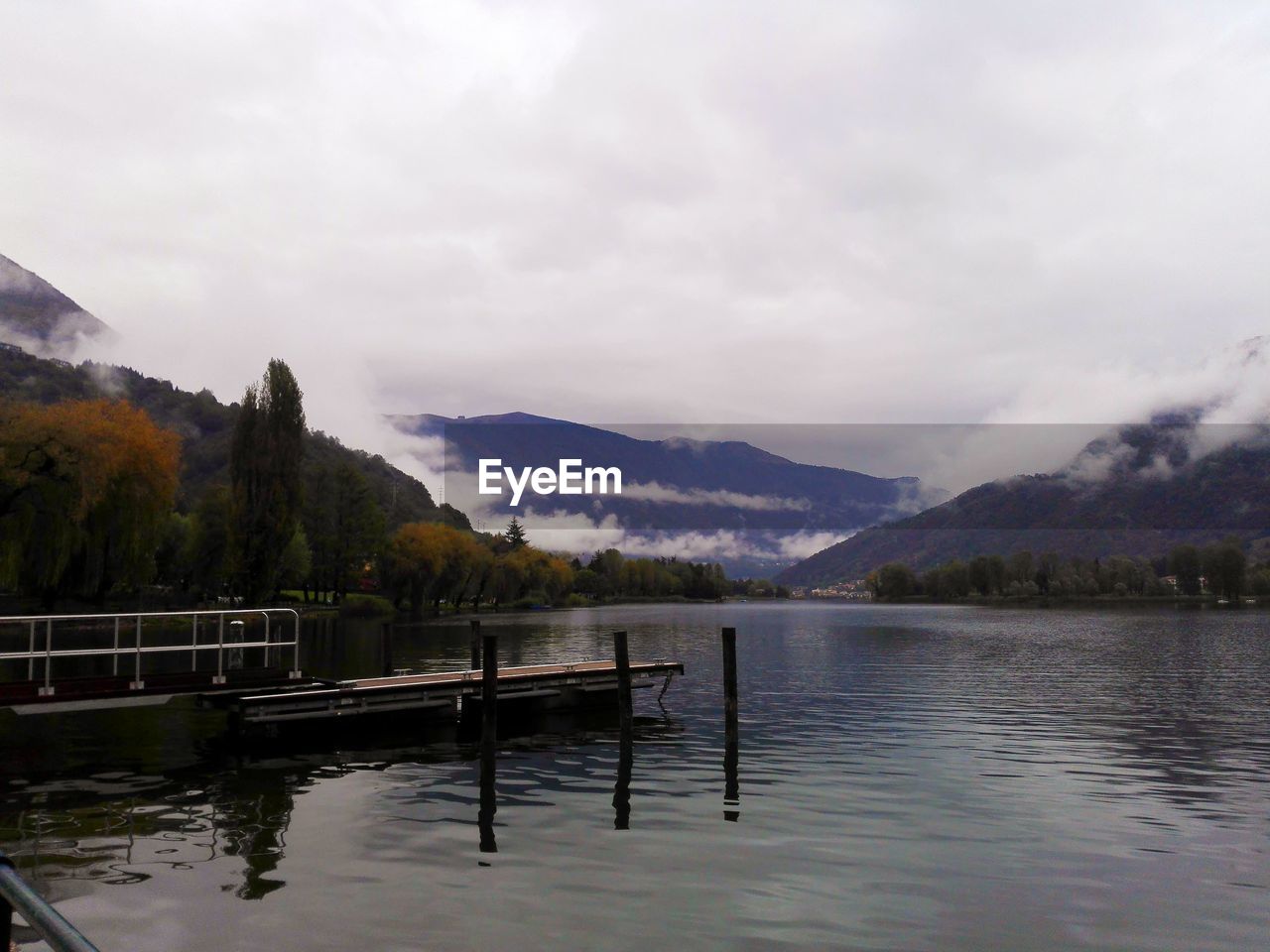 SCENIC VIEW OF LAKE AGAINST MOUNTAINS