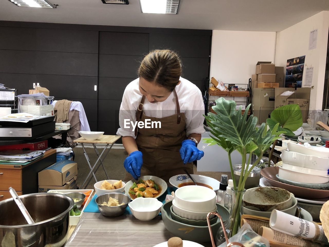 FULL LENGTH OF WOMAN HAVING FOOD AT KITCHEN