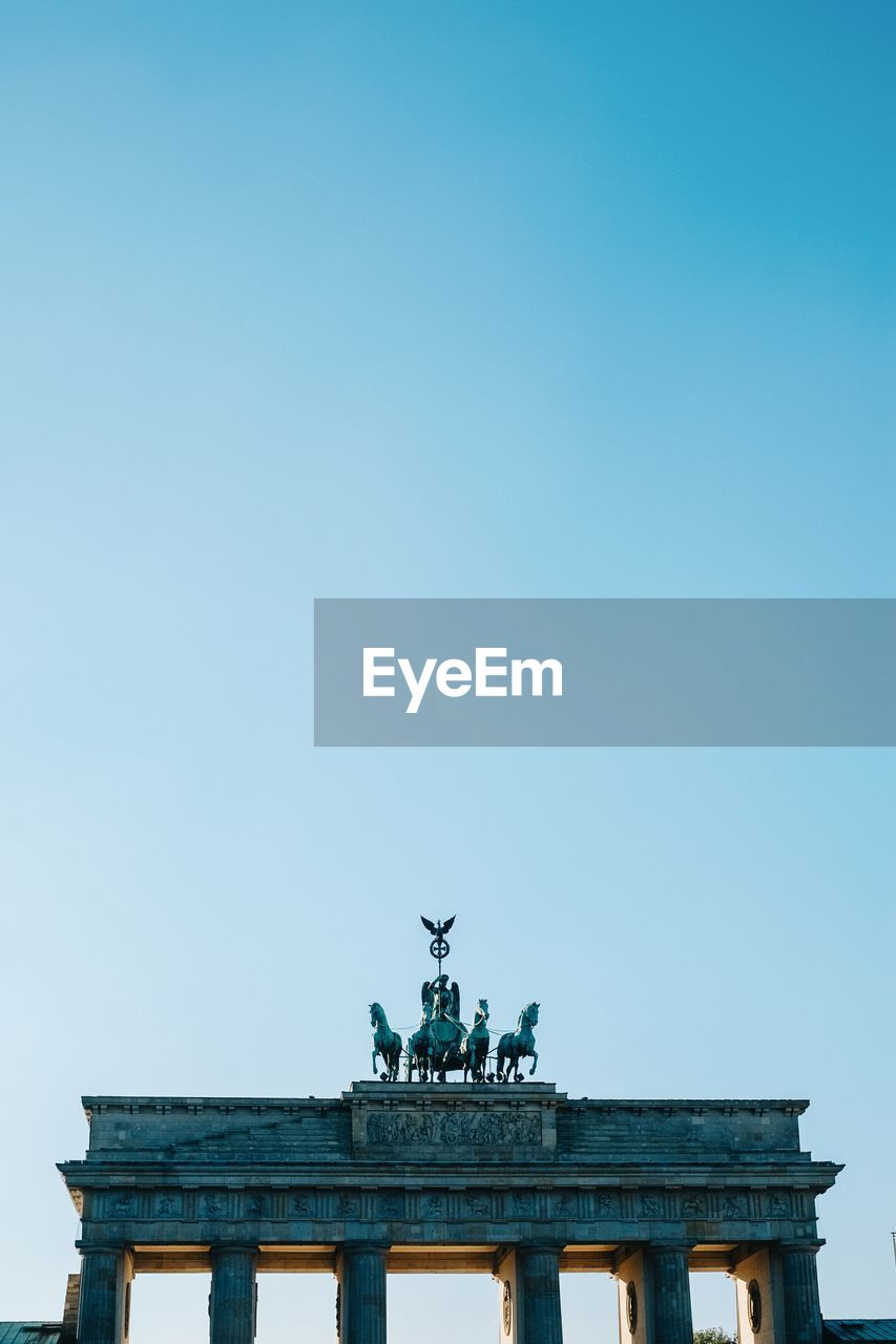 LOW ANGLE VIEW OF STATUE AGAINST SKY