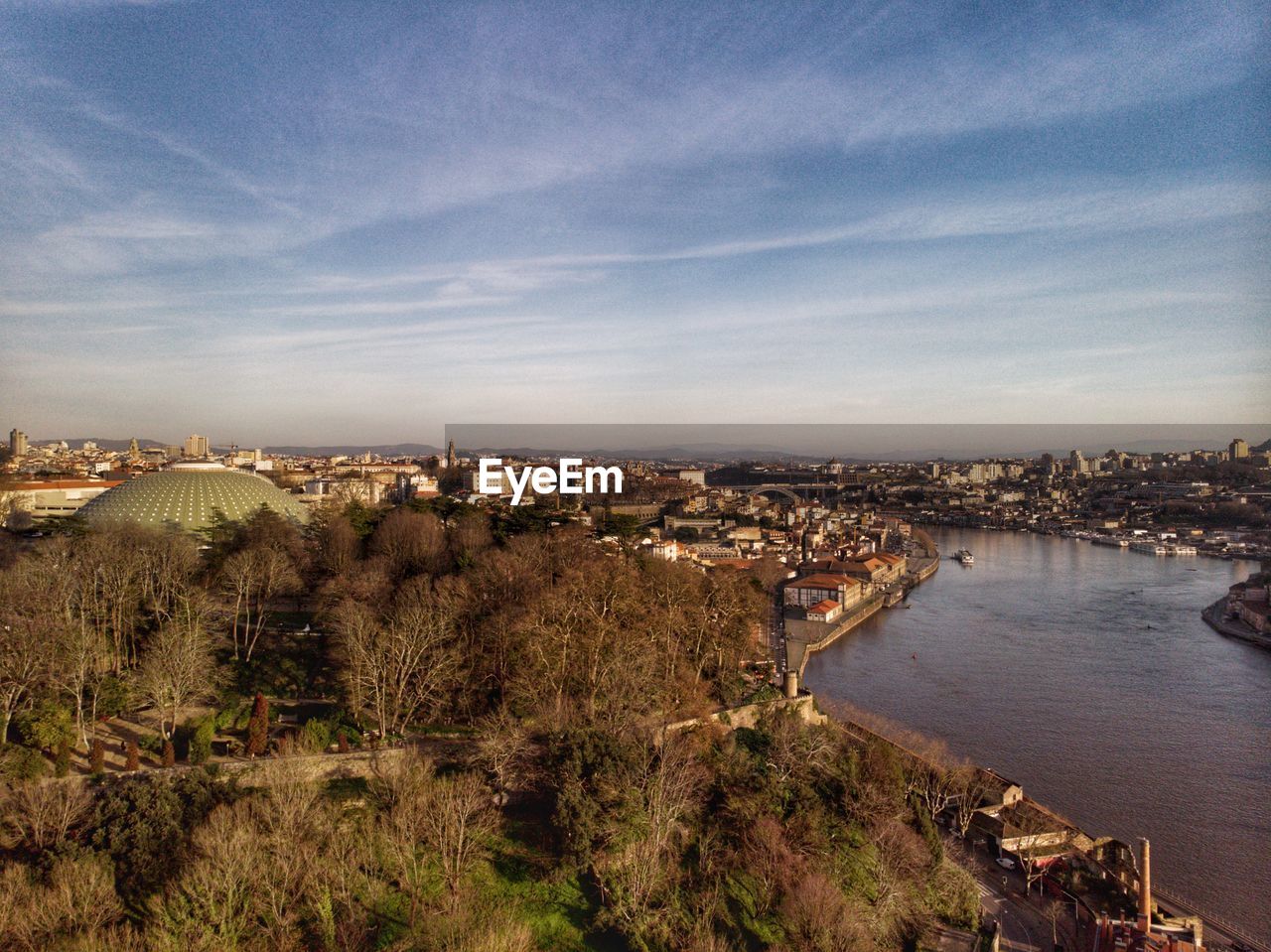 HIGH ANGLE VIEW OF RIVER AMIDST BUILDINGS IN CITY