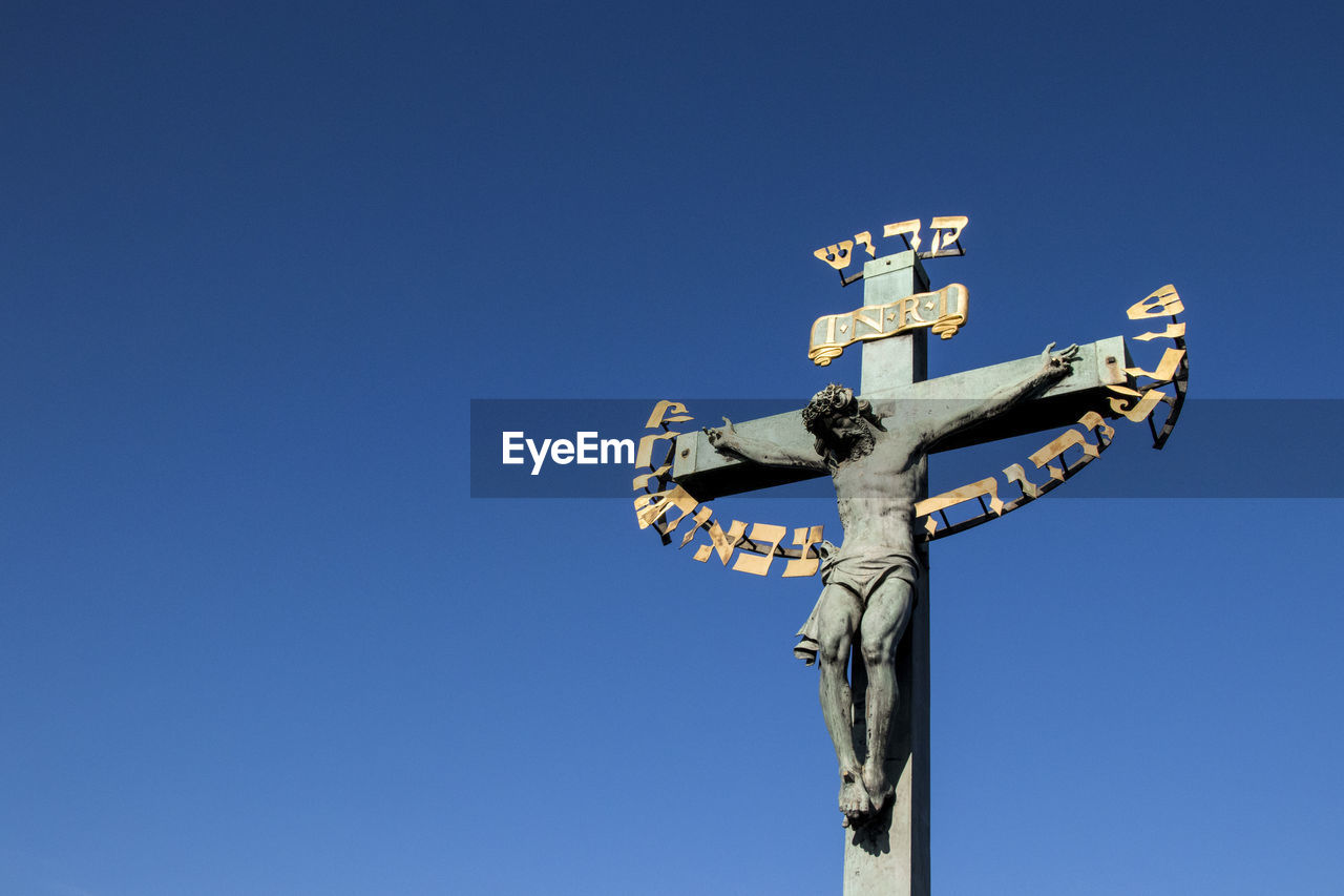 LOW ANGLE VIEW OF INFORMATION SIGN AGAINST CLEAR SKY