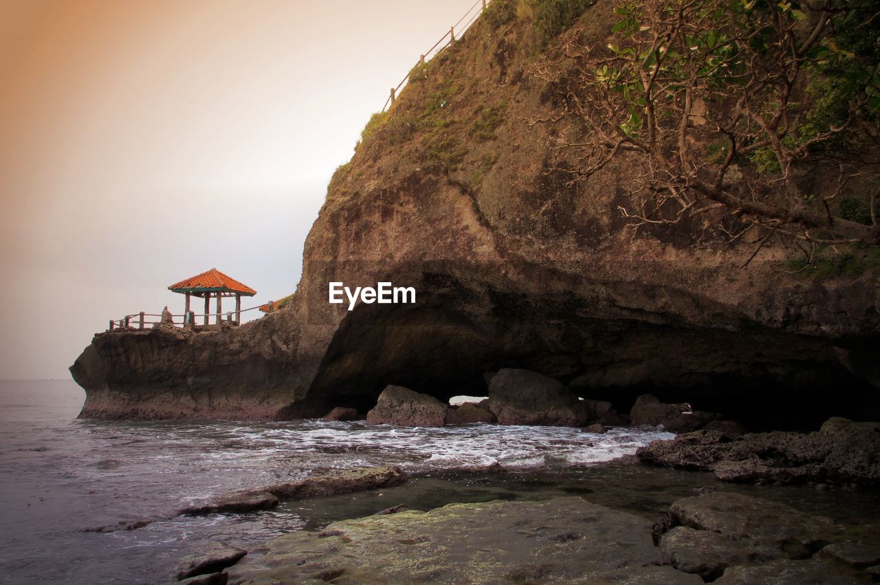 ROCK FORMATIONS ON SEA SHORE