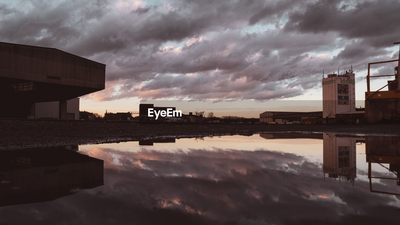 BRIDGE OVER RIVER AGAINST SKY