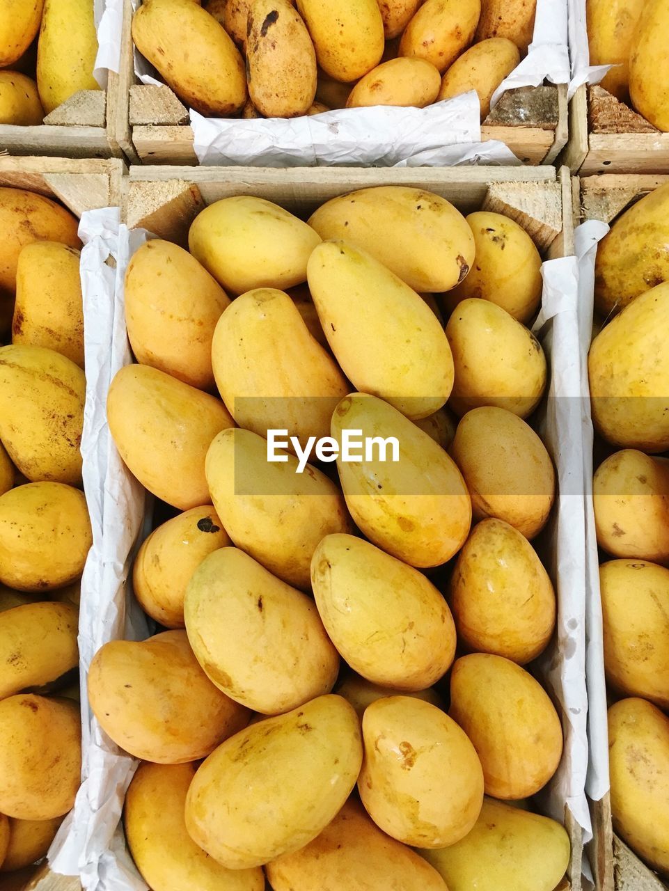 HIGH ANGLE VIEW OF ORANGES FOR SALE AT MARKET