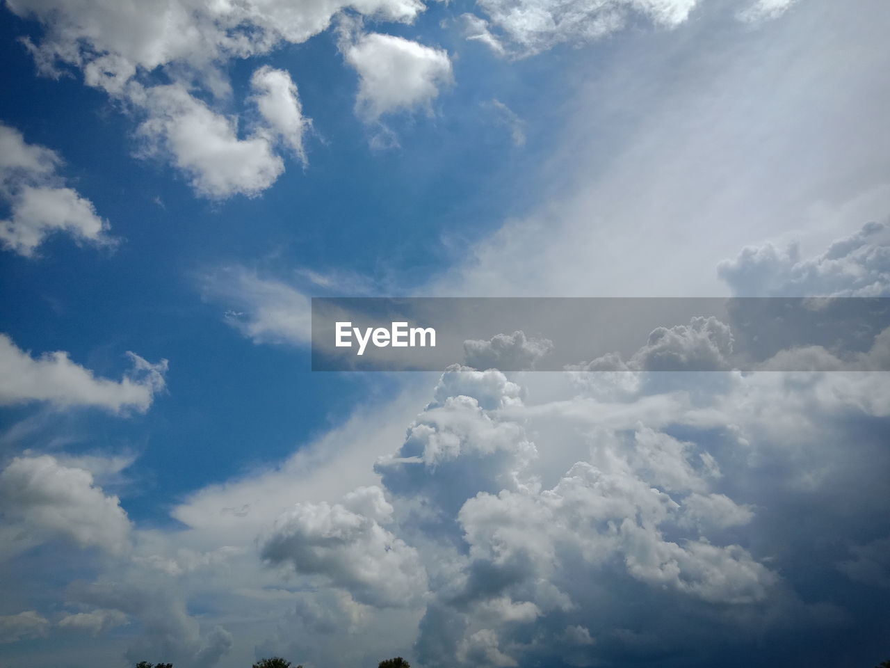 LOW ANGLE VIEW OF CLOUDY SKY